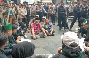 Ketua DPRD Tulungagung Temui Masa Demonstrasi HMI Cabang Tulungagung Soroti Isu Infrastruktur, Pendidikan, dan TAPERA Ketua DPRD Kabupaten Tulungagung, Marsono dan Wakil DPRD Kabupaten Tulungagung, Ahmad Bahrudin temui masa aksi dari HMI Cabang Tulungagung.