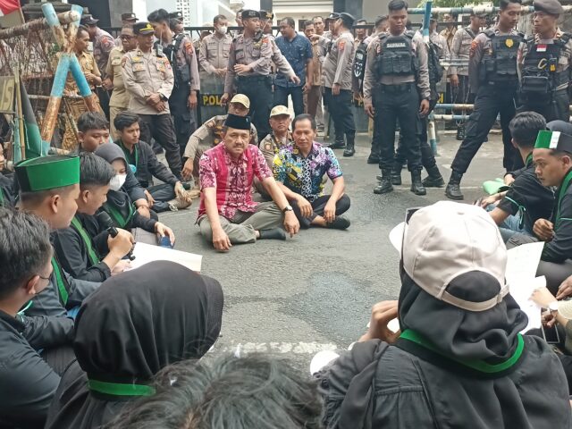 Ketua DPRD Kabupaten Tulungagung, Marsono dan Wakil DPRD Kabupaten Tulungagung, Ahmad Bahrudin temui masa aksi dari HMI Cabang Tulungagung.