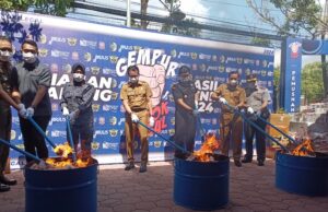 Bea Cukai Blitar dan Pemda Tulungagung Musnahkan Ratusan Ribu Batang Rokok Ilegal