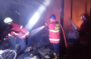 Kebakaran Hebat di Sumbergempol: Dua Sapi Tewas Terbakar, Kerugian Capai Seratus Juta