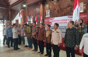 Sambut Kemerdekaan RI ke-79, Pemkab Tulungagung Distribusikan 10.000 Bendera Merah Putih