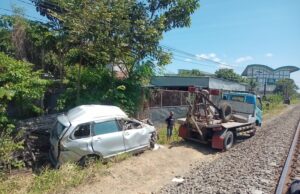 Mobil Avanza Tertemper KA Barang, Sopir Meninggal Di Tempat