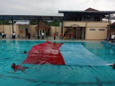 Komunitas Perenang Tulungagung Kibarkan Bendera Raksasa di Atas Air untuk Peringati HUT RI