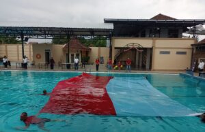 Komunitas Perenang Tulungagung Kibarkan Bendera Raksasa di Atas Air untuk Peringati HUT RI