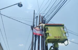 Petugas Gabungan Pemkab Tindak Kabel FO Ilegal di Karangrejo