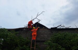 BPBD Tulungagung Salurkan Bantuan untuk Puluhan Rumah Terdampak Angin Kencang di Boyolangu