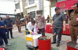 Kejari Tulungagung Musnahkan Barang Bukti dari 181 Perkara Hukum