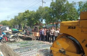 Polres Tulungagung Musnahkan Ratusan Knalpot Brong dan Ribuan Botol Miras Pemusnahan Ratusan Knalpot Brong dan Ribuan Botol Miras