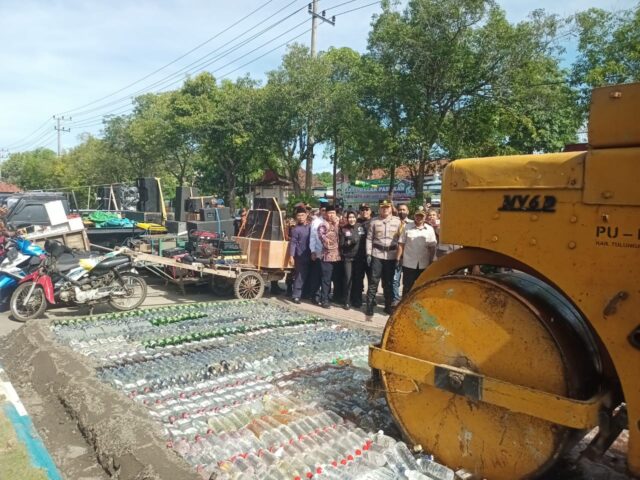 Pemusnahan Ratusan Knalpot Brong dan Ribuan Botol Miras