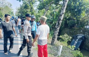 Mobil Anggota DPRD Tulungagung Ditabrak Dokter Hingga Masuk Sungai