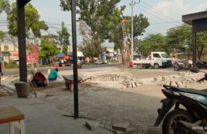 Berdirinya Pujasera Dan Ruko Di Desa Sendangrejo Kecamatan Ngimbang Berdampak Positif Bagi Perekonomian Masyarakat Lokal.