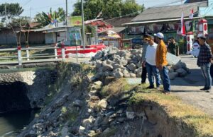Tanggul Sungai di Desa Banjaragung Ambrol 50 Meter, Pemkab Mojokerto Respon Cepat