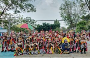 Meriah” Karnaval HUT RI Ke 80 Di Kecamatan Sambeng Lamongan Di Tingkat Lembaga MI/SD Menampilkan Pakaian Adat Nusantara Dan Tokoh Wayang.