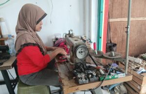 Dua Minggu Pasca MPLS 2025-2026, Penjahit Mojokerto Ngaku Kuwalahan Pesanan Seragam