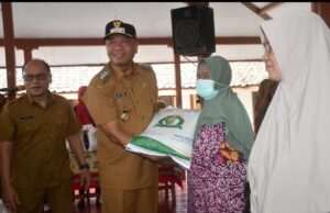 17 TON BERAS UNTUK WARGA KURANG MAMPU DI KECAMATAN KAUMAN DAN KECAMATAN NGUNUT DISALURKAN OLEH BUPATI GATUT SUNU