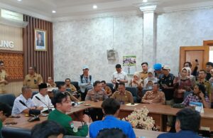 Puluhan Mahasiswa Demo Di DPRD Tulungagung, Bupati Gatut Sunu Janji Buka Data BOS dan Beasiswa
