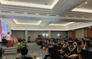 Bupati Mojokerto Tekankan Pentingnya Long Life Education di Wisuda STIE Al-Anwar ke-24