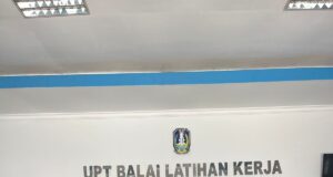 UNTUK MENENTUKAN KEPASTIAN PENGALAMAN, KEPALA DINAS TENAGA KERJA DAN TRANSMIGRASI BERKUNJUNG KE UPT BLK DI TULUNGAGUNG. Foto, Saat Kepala Dinas Ketenagakerjaan, Drs Tri Hariadi M.Si, berkunjung ke UPT BLK