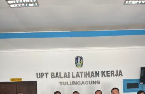 UNTUK MENENTUKAN KEPASTIAN PENGALAMAN, KEPALA DINAS TENAGA KERJA DAN TRANSMIGRASI BERKUNJUNG KE UPT BLK DI TULUNGAGUNG. Foto, Saat Kepala Dinas Ketenagakerjaan, Drs Tri Hariadi M.Si, berkunjung ke UPT BLK