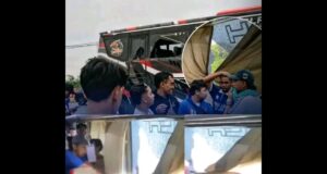 KEPULANGAN AREMANIA DARI JAKARTA DIWARNAI AKSI PELEMPARAN BATU DI RUAS TOL MOJOKERTO