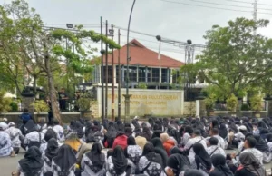 Ratusan Guru PPPK Paruh Waktu Geruduk DPRD Tulungagung, Tuntut Kesejahteraan Layak