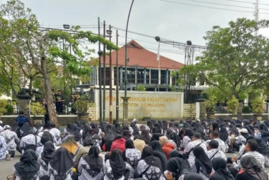 Ratusan Guru PPPK Paruh Waktu Geruduk DPRD Tulungagung, Tuntut Kesejahteraan Layak