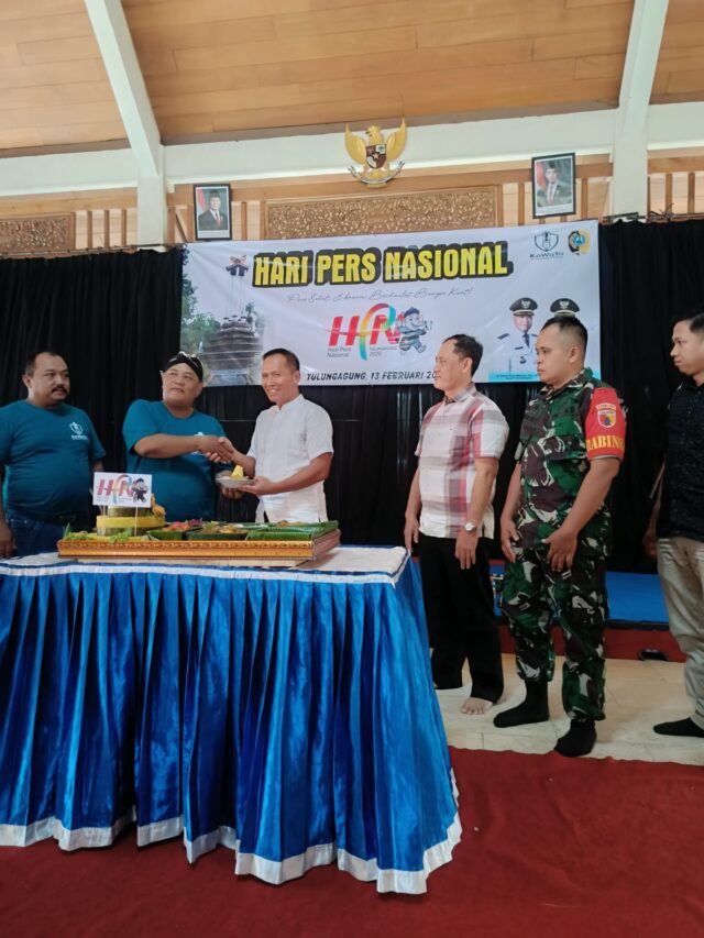 penyerahan potongan tumpeng