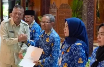 Bupati Tegaskan Regenerasi dan Jaminan Kesejahteraan, 83 ASN Terima SK Pensiun.