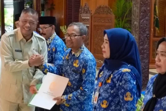 Bupati Tegaskan Regenerasi dan Jaminan Kesejahteraan, 83 ASN Terima SK Pensiun.