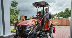 Wabup Tulungagung Serahkan Traktor Roda Empat untuk Poktan Ngudi Waloyo, Dorong Produktivitas Pertanian
