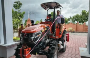 Wabup Tulungagung Serahkan Traktor Roda Empat untuk Poktan Ngudi Waloyo, Dorong Produktivitas Pertanian