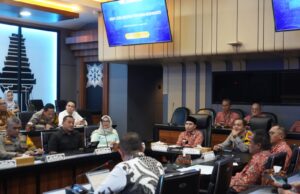 Pantau Kenaikan Harga Komiditas Bahan Pangan, Pemkab Mojokerto Siapkan Langkah Mitigasi Inflasi Foto : Rapat Pemantau Inflasi.