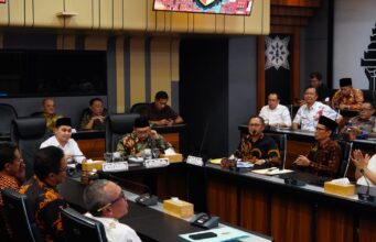 Respons Dinamika Global, Pemkab Mojokerto Perkuat Ketahanan Pangan dan Perlindungan Sosial Foto : Pemkab Gelar Rapat Koordinasi Antisipasi Perang di Timur Tengah