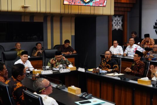 Respons Dinamika Global, Pemkab Mojokerto Perkuat Ketahanan Pangan dan Perlindungan Sosial Foto : Pemkab Gelar Rapat Koordinasi Antisipasi Perang di Timur Tengah