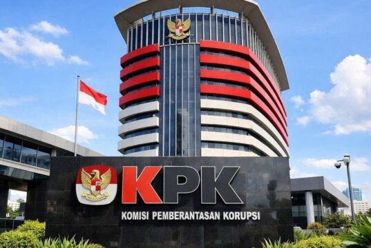 USAI OTT DI TULUNGAGUNG, 12 PEJABAT DI BAWA KPK TERMASUK ADIK BUPATI GATUT SUNU WIBOWO