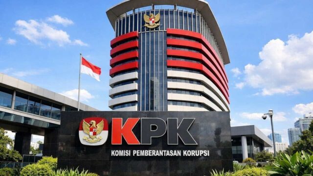 USAI OTT DI TULUNGAGUNG, 12 PEJABAT DI BAWA KPK TERMASUK ADIK BUPATI GATUT SUNU WIBOWO