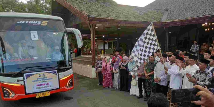 Plt Bupati Tulungagung, Ahmad Baharudin Melepas Pemberangkatan Calon Haji Tulungagung.