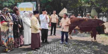 Kakanwil BPN Jatim Serahkan Hewan Qurban