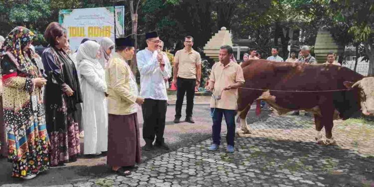 Kakanwil BPN Jatim Serahkan Hewan Qurban
