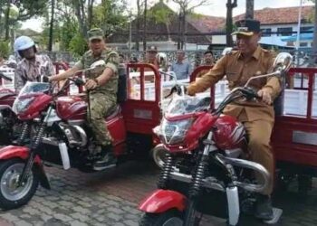 Plt Bupati Tulungagung Ahmad Baharudin, SM, MM, Bersama Dandim 0807 Letkol Arh Hanny Galih Satrio, S.IP, M.Han, Menyerahkan 82 Unit Kendaraan Roda Tiga Untuk 41 Desa
