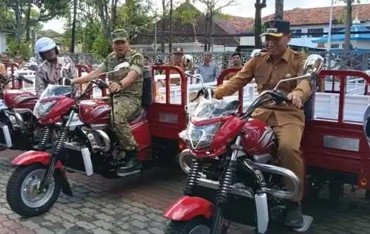 Plt Bupati Tulungagung Ahmad Baharudin, SM, MM, Bersama Dandim 0807 Letkol Arh Hanny Galih Satrio, S.IP, M.Han, Menyerahkan 82 Unit Kendaraan Roda Tiga Untuk 41 Desa