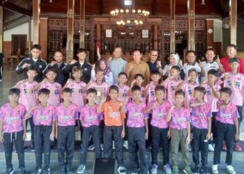 Plt Bupati Tulungagung Ahmad Bahrudin Melepas Tim Sepak Bola Piala Presiden U-10 Dan U-12 Ke Lamongan