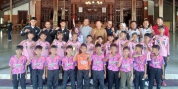 Plt Bupati Tulungagung Ahmad Bahrudin Melepas Tim Sepak Bola Piala Presiden U-10 Dan U-12 Ke Lamongan