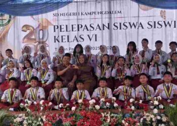 Muhadi Ingatkan Pentingnya Karakter di Era AI, Tangis Haru Iringi Pelepasan 148 Siswa- Siswi