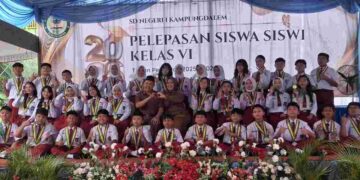Muhadi Ingatkan Pentingnya Karakter di Era AI, Tangis Haru Iringi Pelepasan 148 Siswa- Siswi