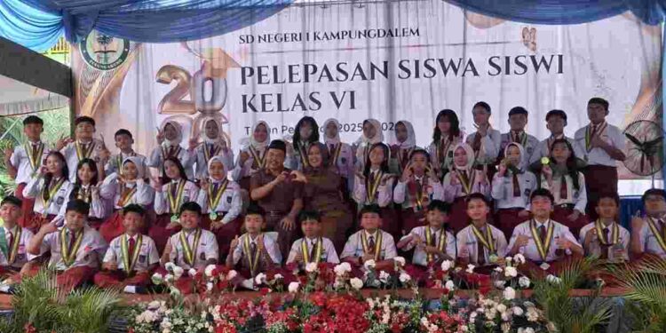 Muhadi Ingatkan Pentingnya Karakter di Era AI, Tangis Haru Iringi Pelepasan 148 Siswa- Siswi