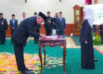 Gubernur Khofifah Lantik Enam Pejabat Pimpinan Tinggi Pratama Pemprov Jatim: Optimalkan Digitalisasi untuk Pelayanan Publik Yang Makin Akuntabel, Efektif, Transparan dan Profesional