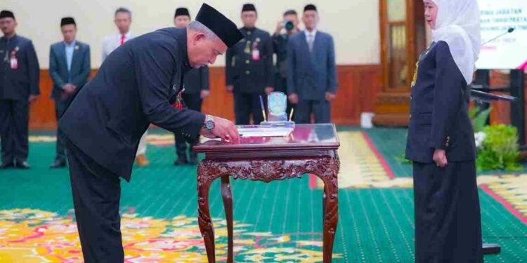 Gubernur Khofifah Lantik Enam Pejabat Pimpinan Tinggi Pratama Pemprov Jatim: Optimalkan Digitalisasi untuk Pelayanan Publik Yang Makin Akuntabel, Efektif, Transparan dan Profesional