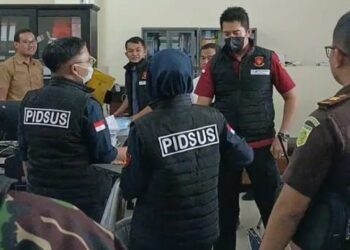 KEJAKSAAN NEGERI TULUNGAGUNG GELEDAH KANTOR BPKAD DAN DISBUDPAR, TIGA BOX DIAMANKAN