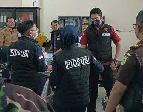 KEJAKSAAN NEGERI TULUNGAGUNG GELEDAH KANTOR BPKAD DAN DISBUDPAR, TIGA BOX DIAMANKAN